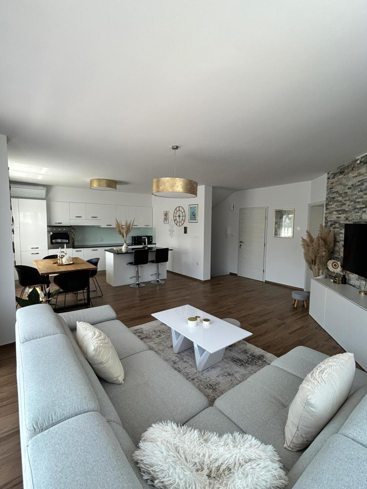 Apartman Rada คราลเยวีจา ภายนอก รูปภาพ
